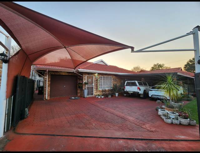 3 BEDROOM TOWNHOUSE FOR SALE IN PROTEA PARK